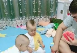 婴儿吃瓜网红事件视频,萌态视频引发网友热议